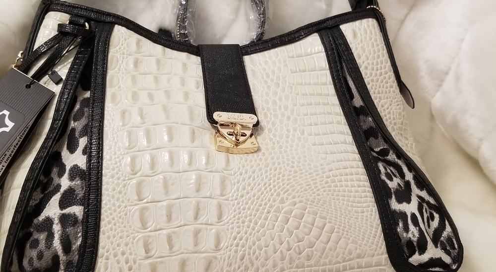 Madi Claire leather purse